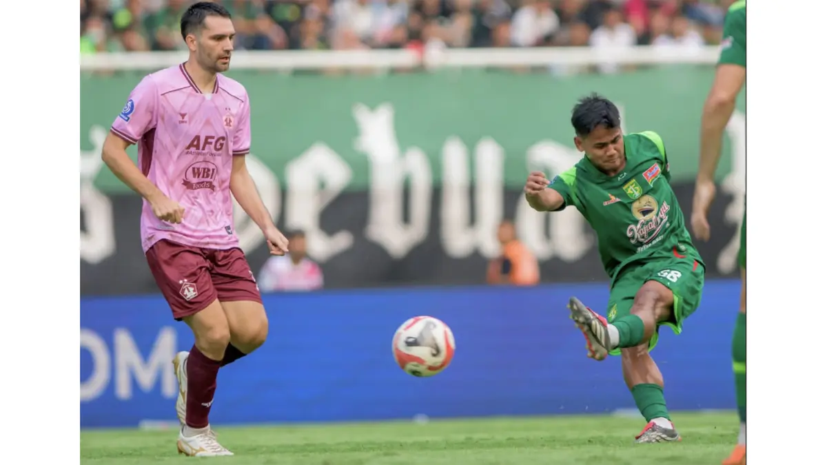 Aksi pemain Persebaya, Toni Firmansyah, saat melawan Persik di GBT, Sabtu (23/5/2026). (Dok. Persebaya)