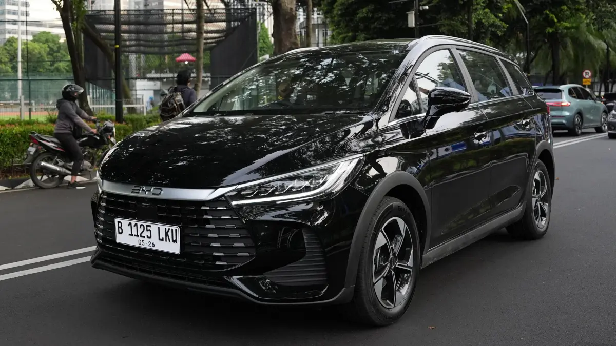 BYD M6 DM saat diuji coba di jalan. 