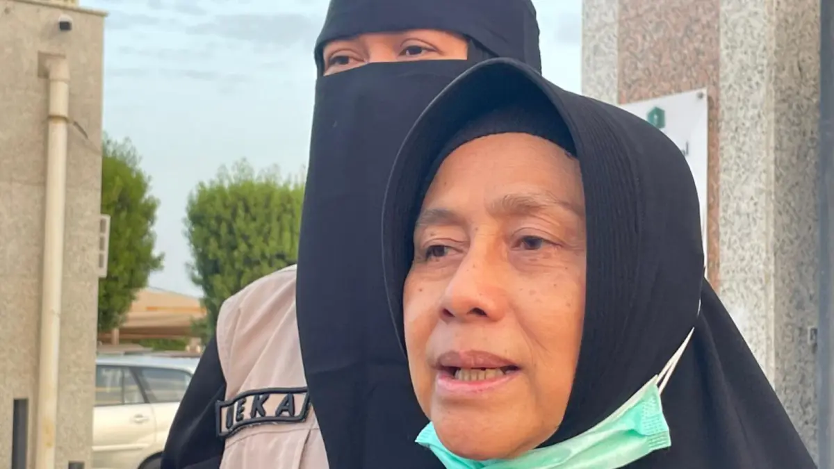 Nafsiah Nawan, istri Muhammad Firdaus Akhlan menghadiri pemakaman suaminya di luar area pemakaman. Firdaus ditemukan meninggal dunia dan dishalatkan di Masjidil Haram. (Media Center Haji 2026) - Image
