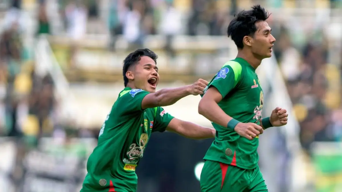 Selebrasi Malik Risaldi (kanan) usai merobek gawang Persik di GBT, Sabtu (23/5/2026). (Dok. X Persebaya)
