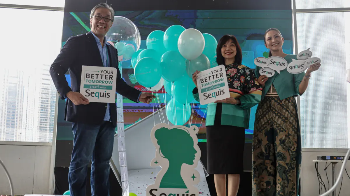 Presiden Director & CEO Sequis Life Ted Margono (kiri) didampingi Chief of Human Resources & Corporate Services Sequis Life Agustina Samara, serta Brand Ambassador Sequis Life Donna Agnesia (kanan) berfoto bersama saat Peluncuran Sequis SHEPRENEUR di Jaka