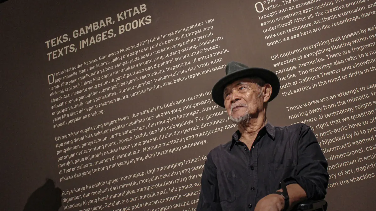 Goenawan Mohamad membuka pamerannya berjudul Teks, Gambar, Kitab di galeri Salihara, Jakarta, Sabtu (23/005/2026). (Hanung Hambara/Jawa Pos)
