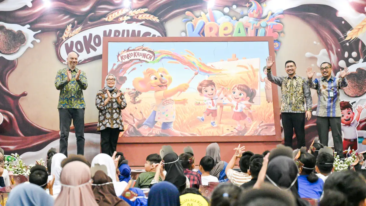 (ki-ka) Direktur Corporate Affairs PT Nestlé Indonesia Fajar Dewantara dan Country Business Manager Coffee & Cereal Partners Worldwide (CPW) PT Nestlé Indonesia Sherif Hani bersama para peserta KOKO KRUNCH Kreatif Club 2026.