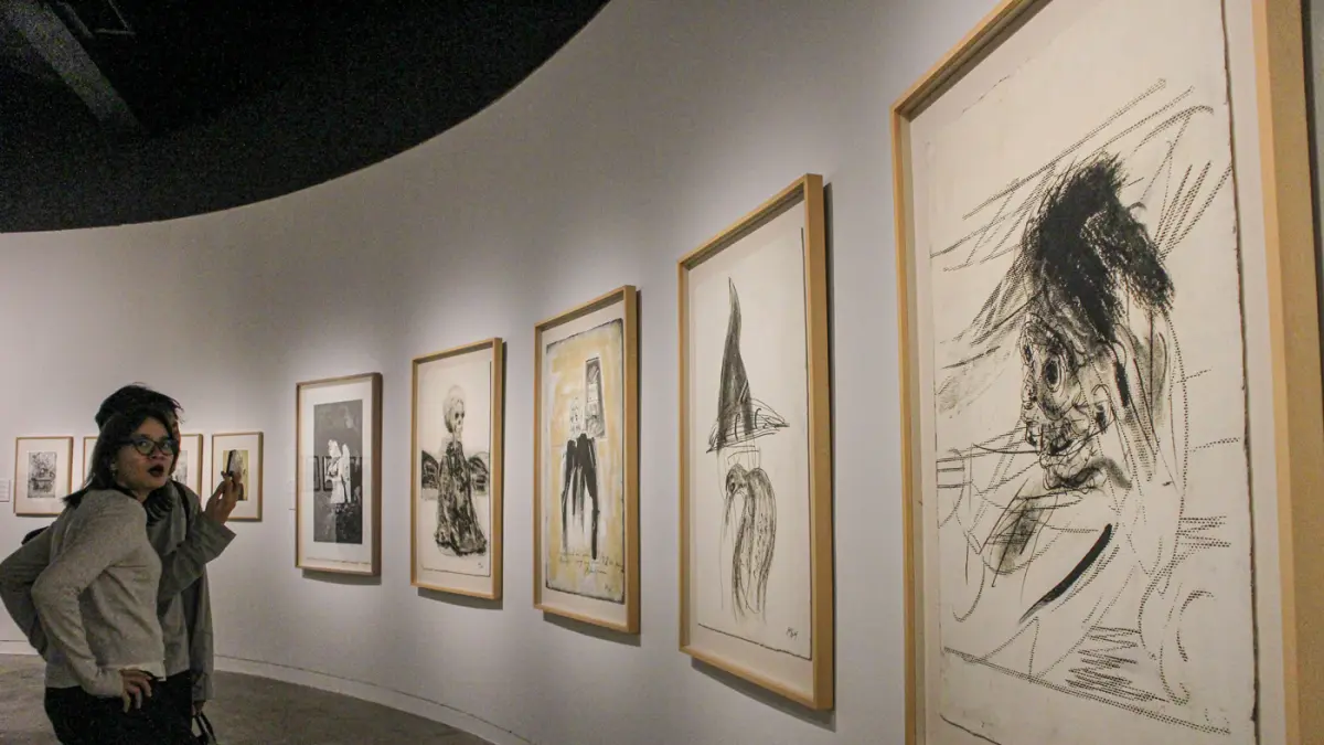 Pengunjung melihat karya Goenawan Mohamad berjudul Angelus Novus II di galeri Salihara, Jakarta, Sabtu (23/005/2026). (Hanung Hambara/Jawa Pos)