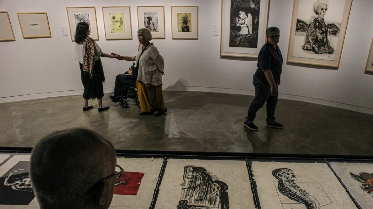 Pengunjung melihat karya Goenawan Mohamad berjudul Angelus Novus II di galeri Salihara, Jakarta, Sabtu (23/005/2026). (Hanung Hambara/Jawa Pos)