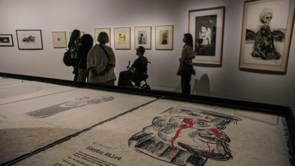 Pengunjung melihat karya Goenawan Mohamad berjudul Angelus Novus II di galeri Salihara, Jakarta, Sabtu (23/005/2026). (Hanung Hambara/Jawa Pos)