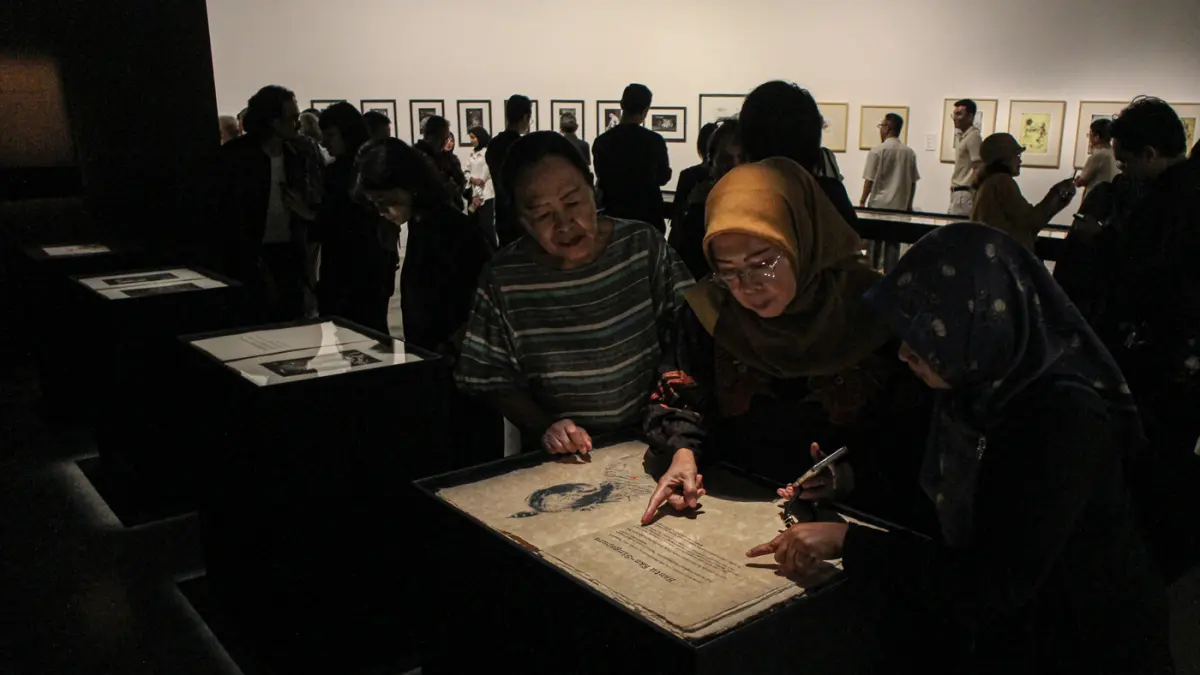 Pengunjung melihat karya Goenawan Mohamad berjudul Angelus Novus II di galeri Salihara, Jakarta, Sabtu (23/005/2026). (Hanung Hambara/Jawa Pos)