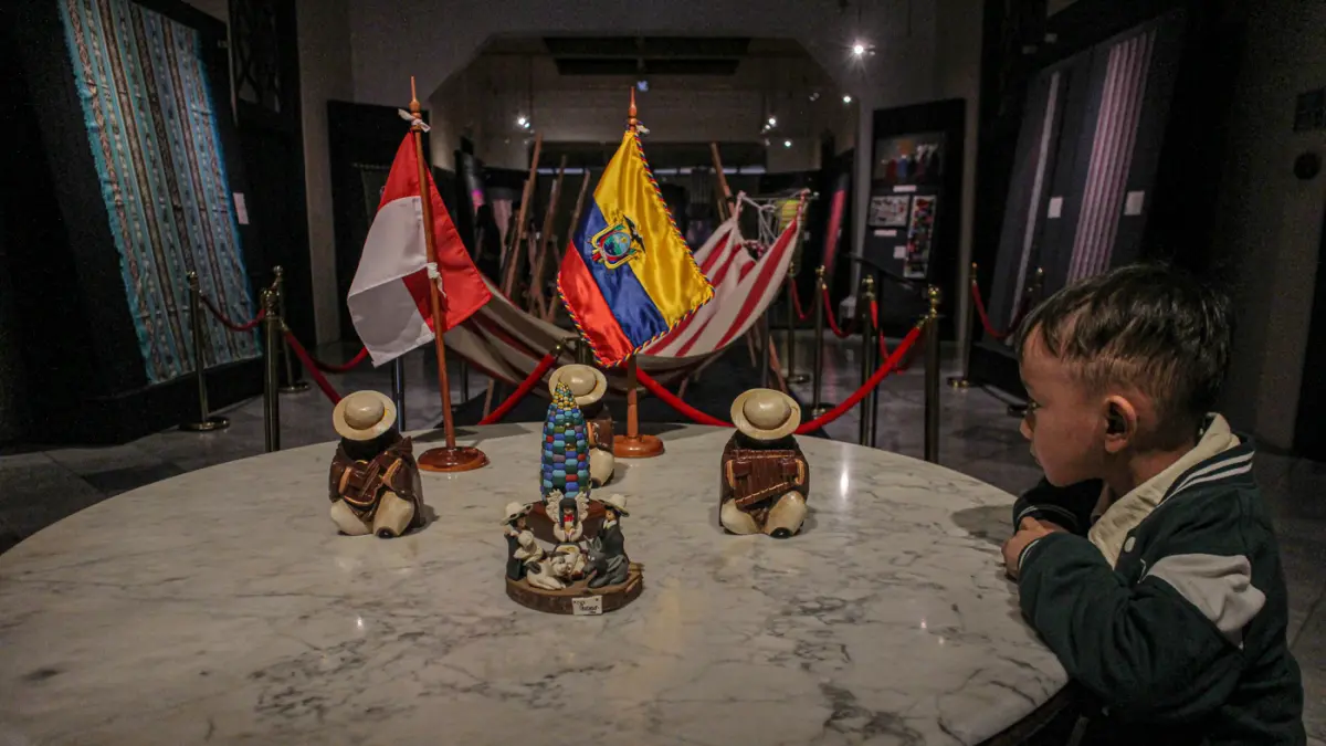 Pengunjung melihat perpaduan koleksi kain tenun dari Ekuador dan Nusa Tenggara (Indonesia) di pameran Menenun Warna Tanpa Batas Indonesia dan Ekuador di Museum Tekstil, Jakarta, Minggu (17/05/2026). (Hanung Hambara/Jawa Pos)