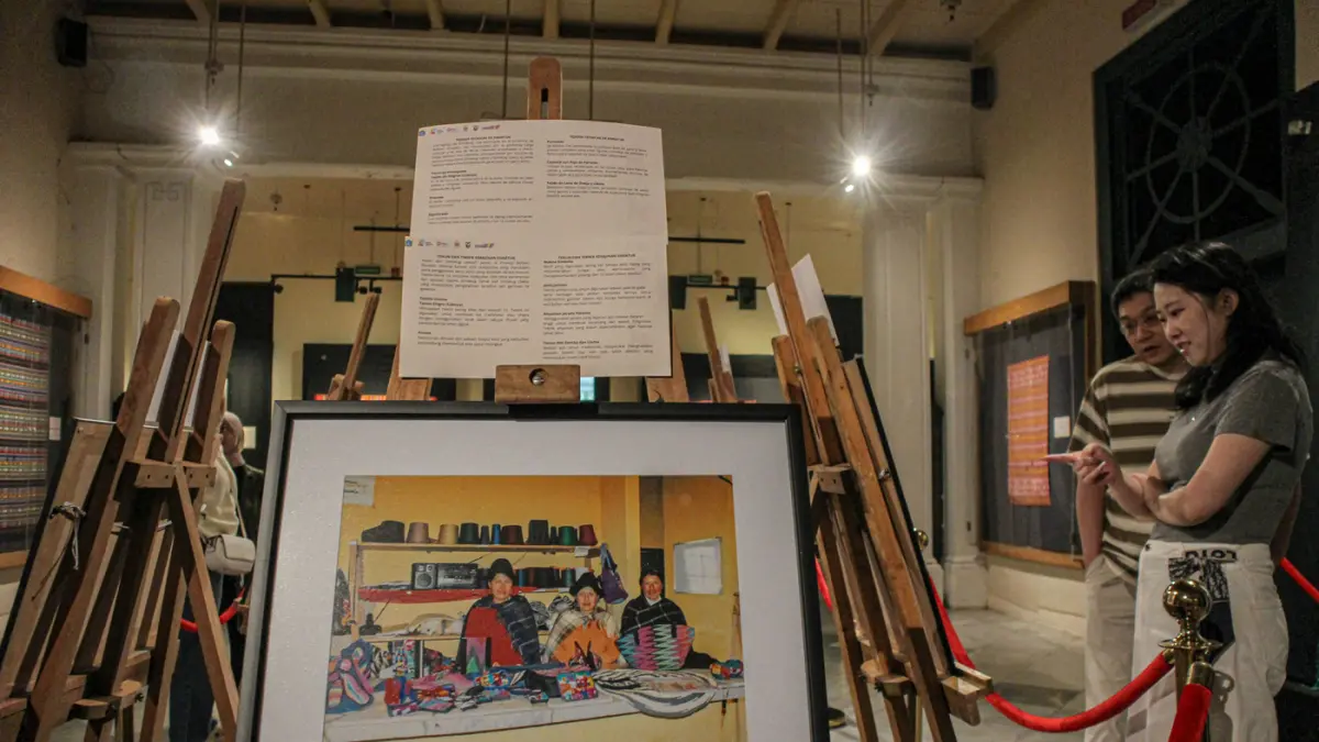 Pengunjung melihat perpaduan koleksi kain tenun dari Ekuador dan Nusa Tenggara (Indonesia) di pameran Menenun Warna Tanpa Batas Indonesia dan Ekuador di Museum Tekstil, Jakarta, Minggu (17/05/2026). (Hanung Hambara/Jawa Pos)