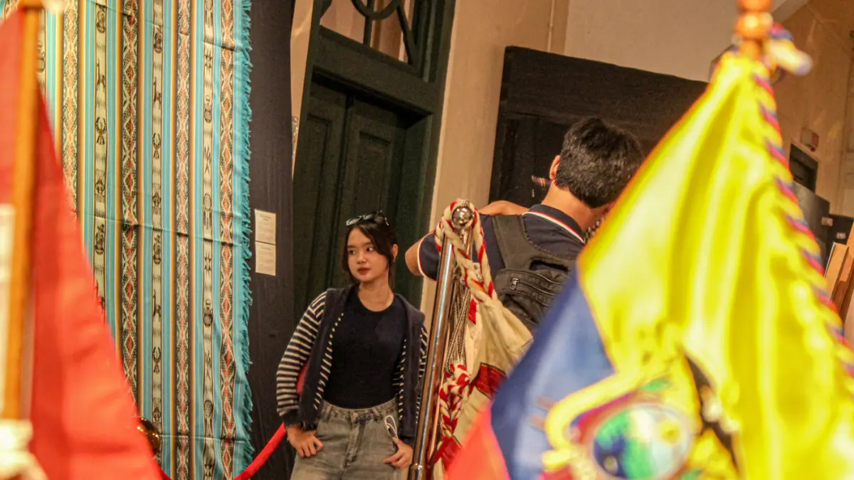 Pengunjung melihat perpaduan koleksi kain tenun dari Ekuador dan Nusa Tenggara (Indonesia) di pameran Menenun Warna Tanpa Batas Indonesia dan Ekuador di Museum Tekstil, Jakarta, Minggu (17/05/2026). (Hanung Hambara/Jawa Pos)