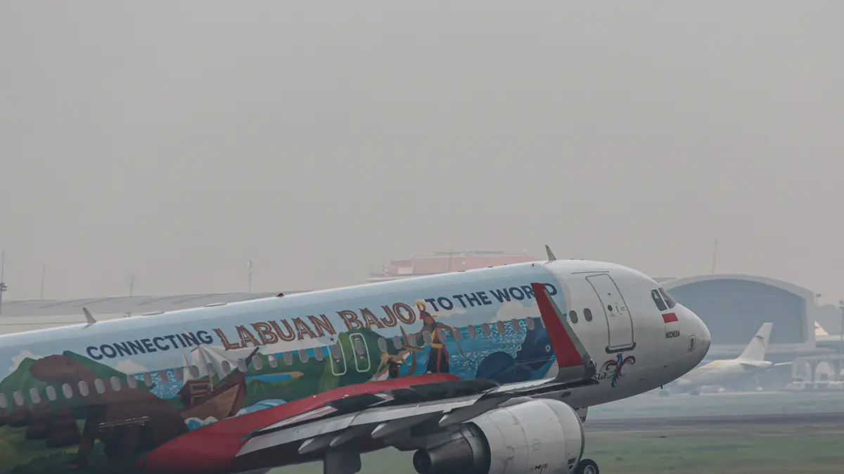 Pergerakan pesawat Air Asia di Bandara Soekarno-Hatta, Tangerang, Jumat (14/05/2026). (Dery Ridwansah/ JawaPos.com)