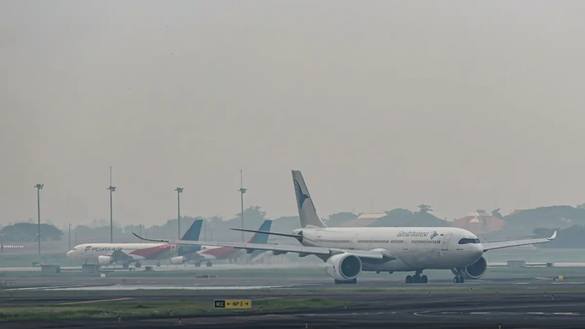 Pergerakan pesawat Garuda Indonesia di Bandara Soekarno-Hatta, Tangerang, Jumat (14/05/2026). (Dery Ridwansah/ JawaPos.com)