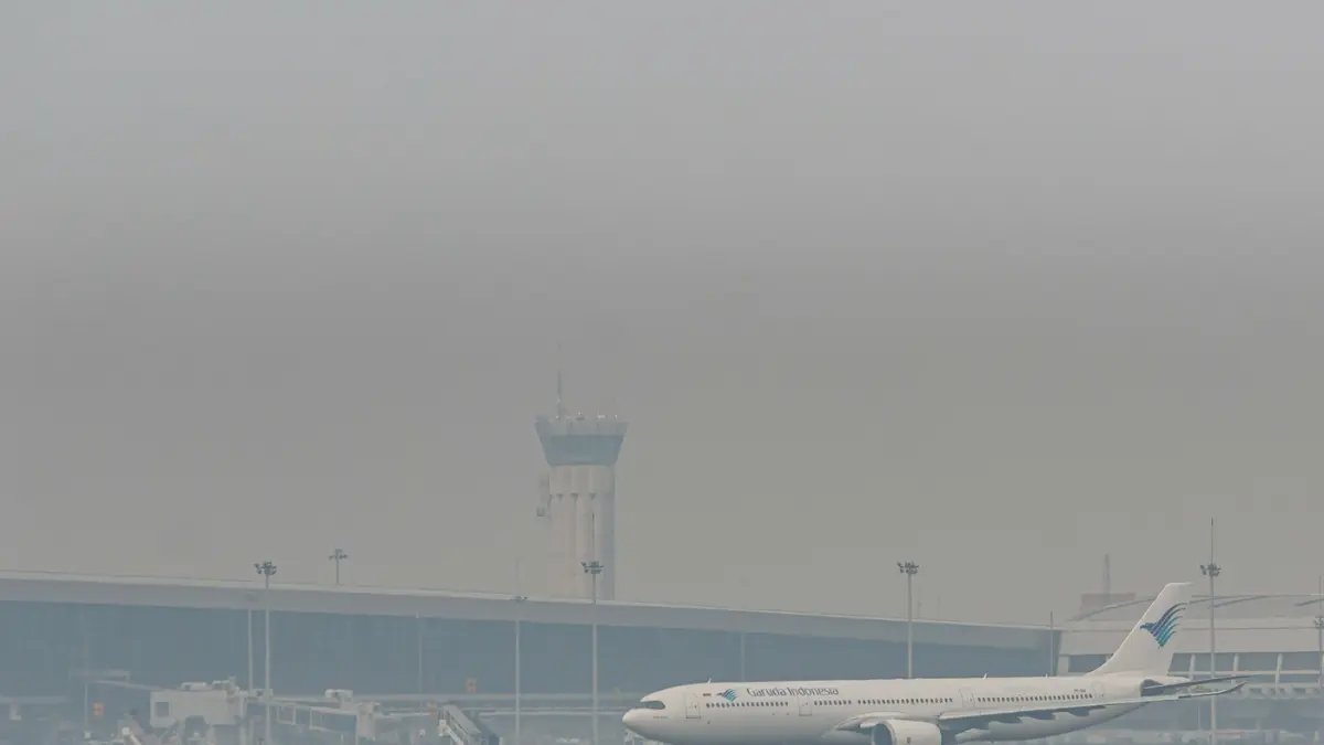 Pergerakan pesawat Garuda Indonesia di Bandara Soekarno-Hatta, Tangerang, Jumat (14/05/2026). (Dery Ridwansah/ JawaPos.com)
