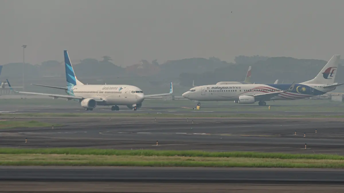 Pergerakan pesawat Garuda Indonesia di Bandara Soekarno-Hatta, Tangerang, Jumat (14/05/2026). (Dery Ridwansah/ JawaPos.com)