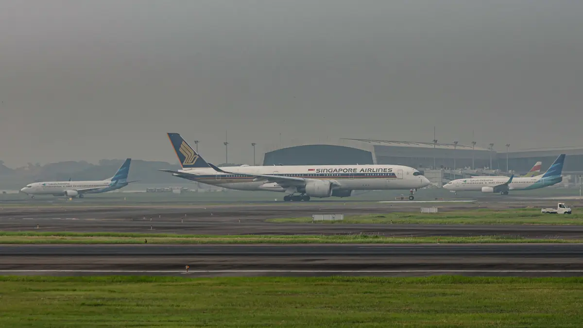 Pergerakan pesawat Singapore Airlines dan Garuda Indonesia di Bandara Soekarno-Hatta, Tangerang, Jumat (14/05/2026). (Dery Ridwansah/ JawaPos.com)