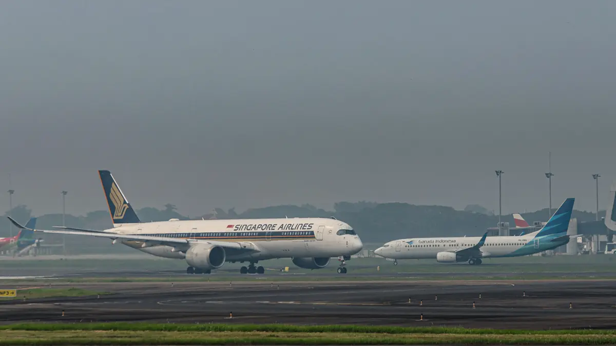 Pergerakan pesawat Singapore Airlines dan Garuda Indonesia di Bandara Soekarno-Hatta, Tangerang, Jumat (14/05/2026). (Dery Ridwansah/ JawaPos.com)