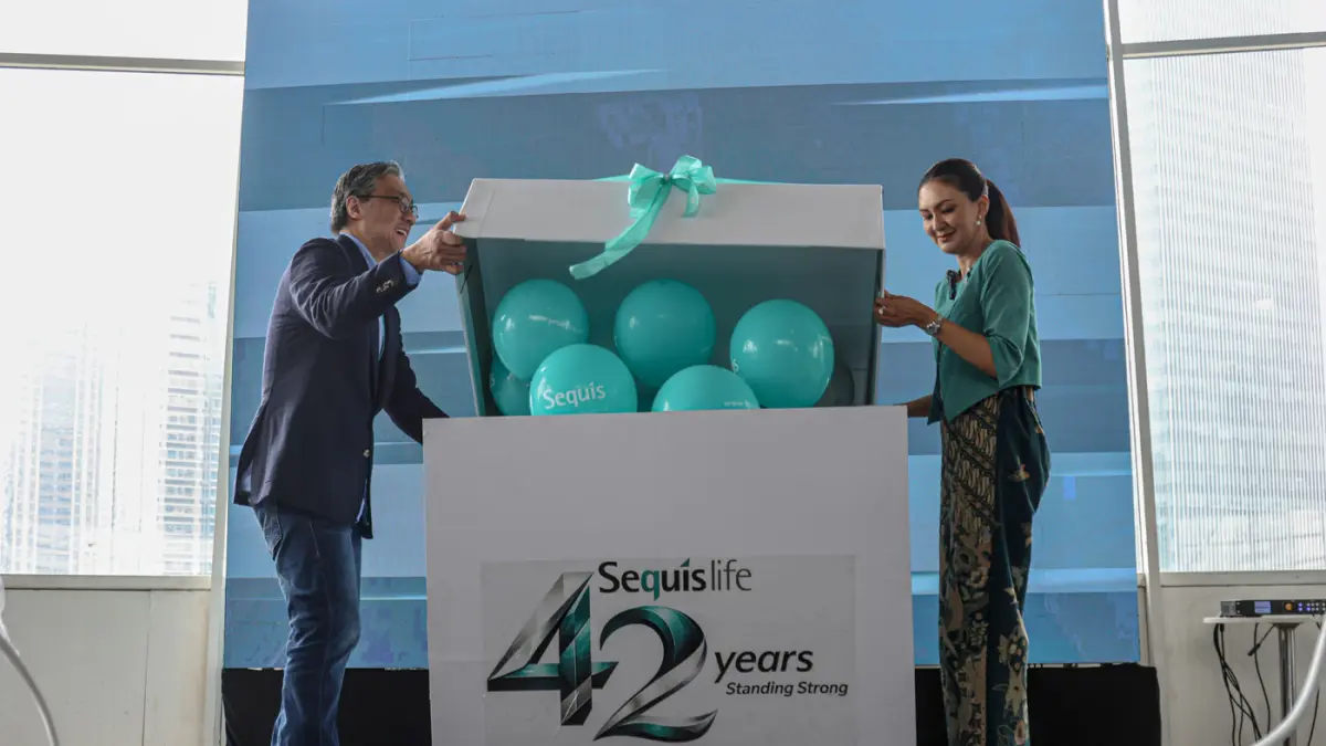 Presiden Director & CEO Sequis Life Ted Margono (kanan) didampingi Brand Ambassador Sequis Life Donna Agnesia membuka kota simbolis saat Peluncuran Sequis SHEPRENEUR di Jakarta, Jumat (22/05/2026). (Hanung Hambara/Jawa Pos)