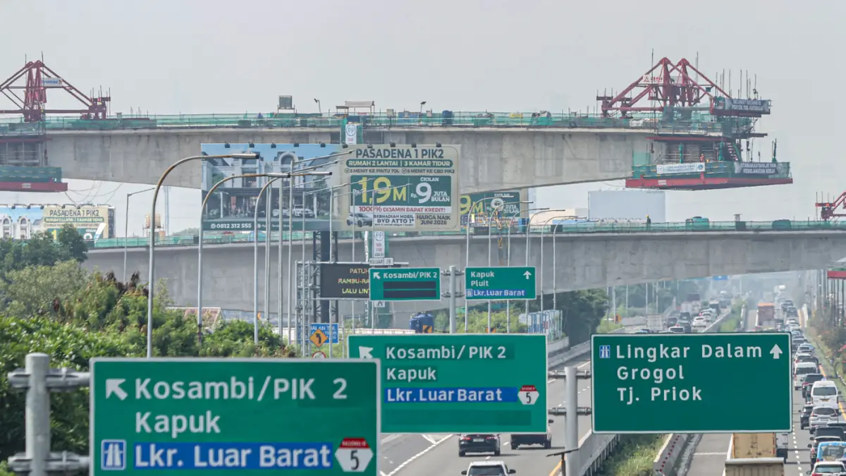 Sejumlah pekerjaan beraktifitas dalam pembangunan flyover tol Kataraja di Kamal, Jakarta, Jumat (15/05/2026). (Hanung Hambara/Jawa Pos)