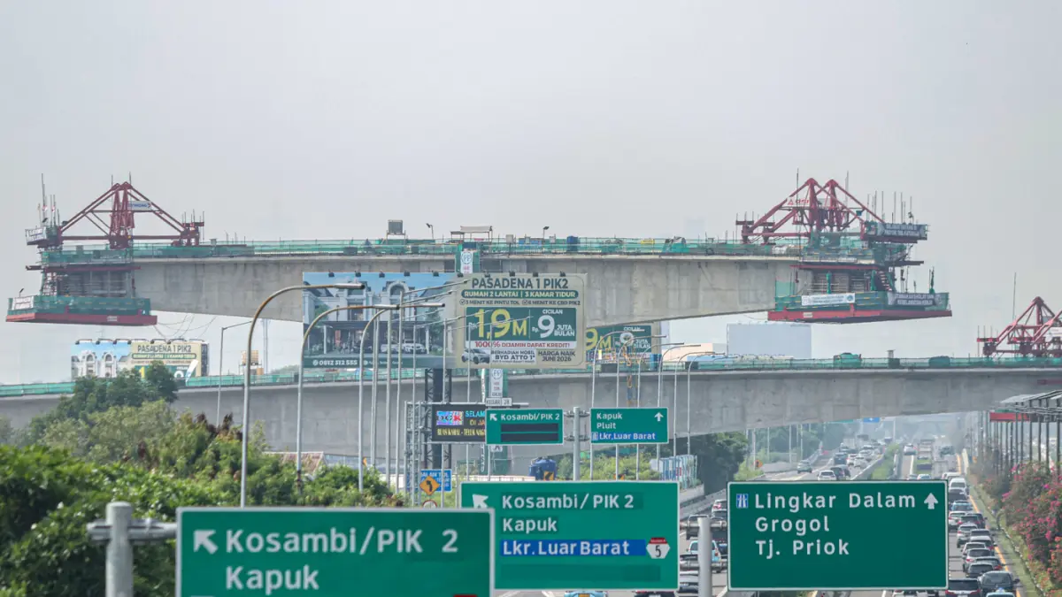Sejumlah pekerjaan beraktifitas dalam pembangunan flyover tol Kataraja di Kamal, Jakarta, Jumat (15/05/2026). (Hanung Hambara/Jawa Pos)