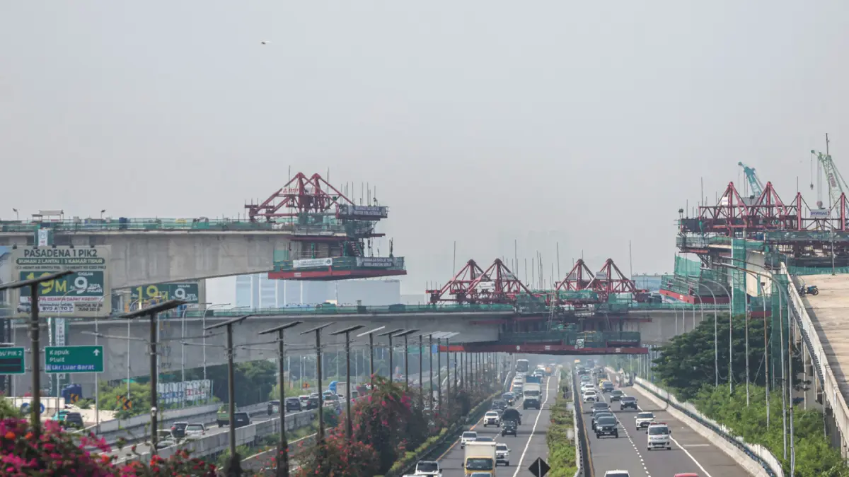 Sejumlah pekerjaan beraktifitas dalam pembangunan flyover tol Kataraja di Kamal, Jakarta, Jumat (15/05/2026). (Hanung Hambara/Jawa Pos)