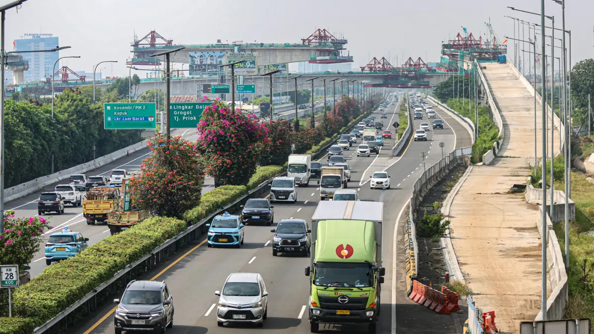 Sejumlah pekerjaan beraktifitas dalam pembangunan flyover tol Kataraja di Kamal, Jakarta, Jumat (15/05/2026). (Hanung Hambara/Jawa Pos)