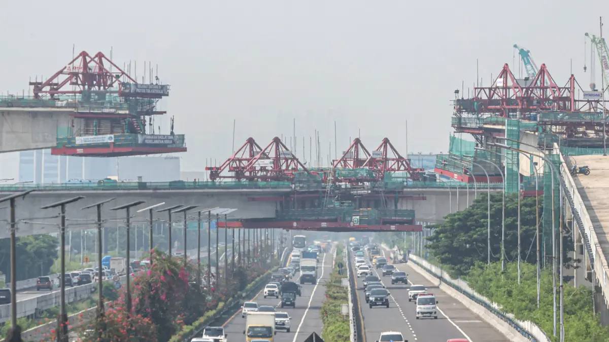 Sejumlah pekerjaan beraktifitas dalam pembangunan flyover tol Kataraja di Kamal, Jakarta, Jumat (15/05/2026). (Hanung Hambara/Jawa Pos)