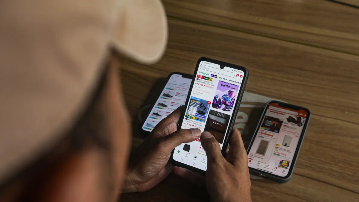 Warga berbelanja secara dari menggunakan e-commerce di Jakarta, Jumat (22/5/2026). (Salman Toyibi/Jawa Pos)