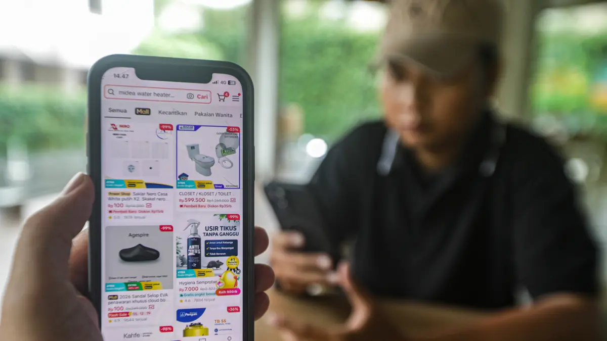 Warga berbelanja secara dari menggunakan e-commerce di Jakarta, Jumat (22/5/2026). (Salman Toyibi/Jawa Pos)
