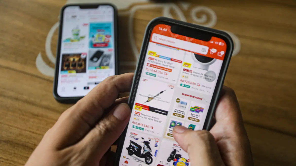 Warga berbelanja secara dari menggunakan e-commerce di Jakarta, Jumat (22/5/2026). (Salman Toyibi/Jawa Pos)