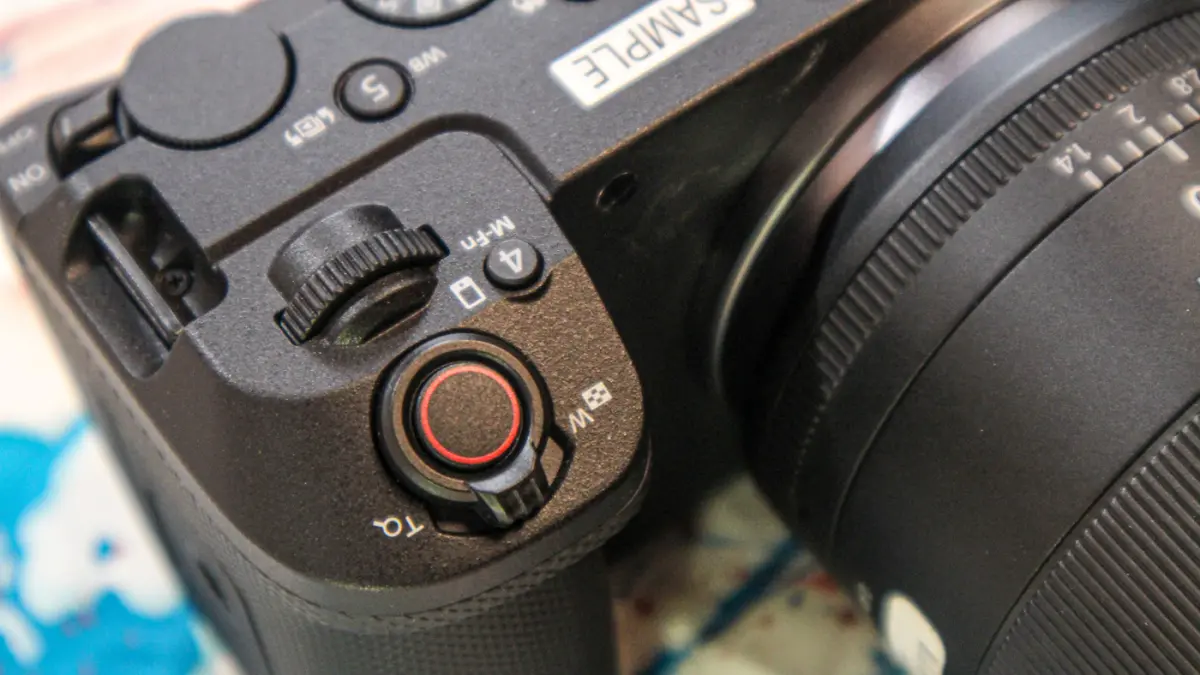 Detail kamera Canon EOS R6 V yang dilounching dalam acara “Exclusive Product Launch EOS R6 V” di Jakarta pada Senin (25/05/2026). (Hanung Hambara/Jawa Pos)