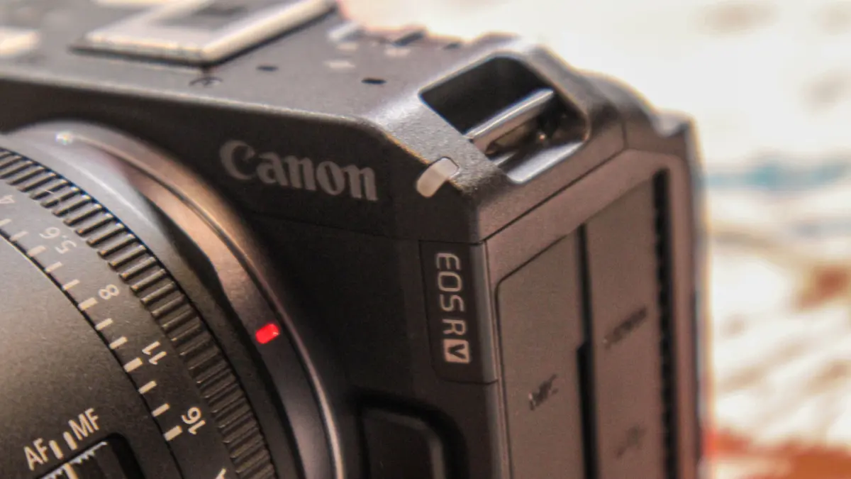 Detail kamera Canon EOS R6 V yang dilounching dalam acara “Exclusive Product Launch EOS R6 V” di Jakarta pada Senin (25/05/2026). (Hanung Hambara/Jawa Pos)