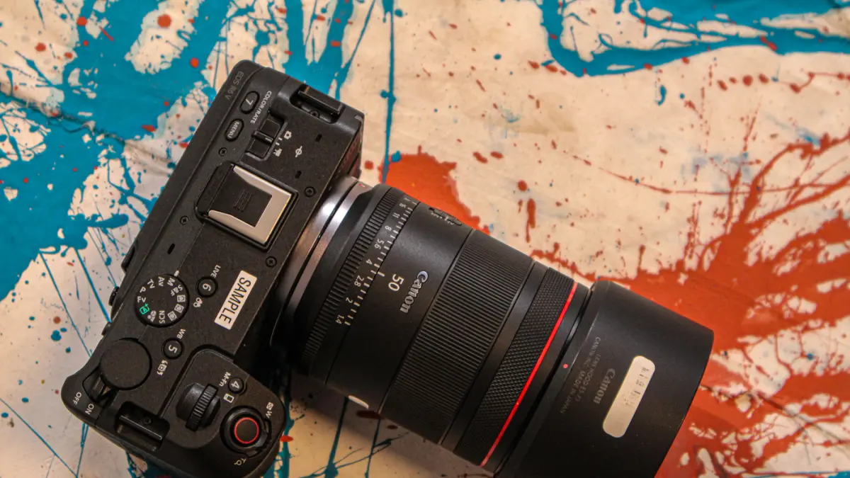 Detail kamera Canon EOS R6 V yang dilounching dalam acara “Exclusive Product Launch EOS R6 V” di Jakarta pada Senin (25/05/2026). (Hanung Hambara/Jawa Pos)