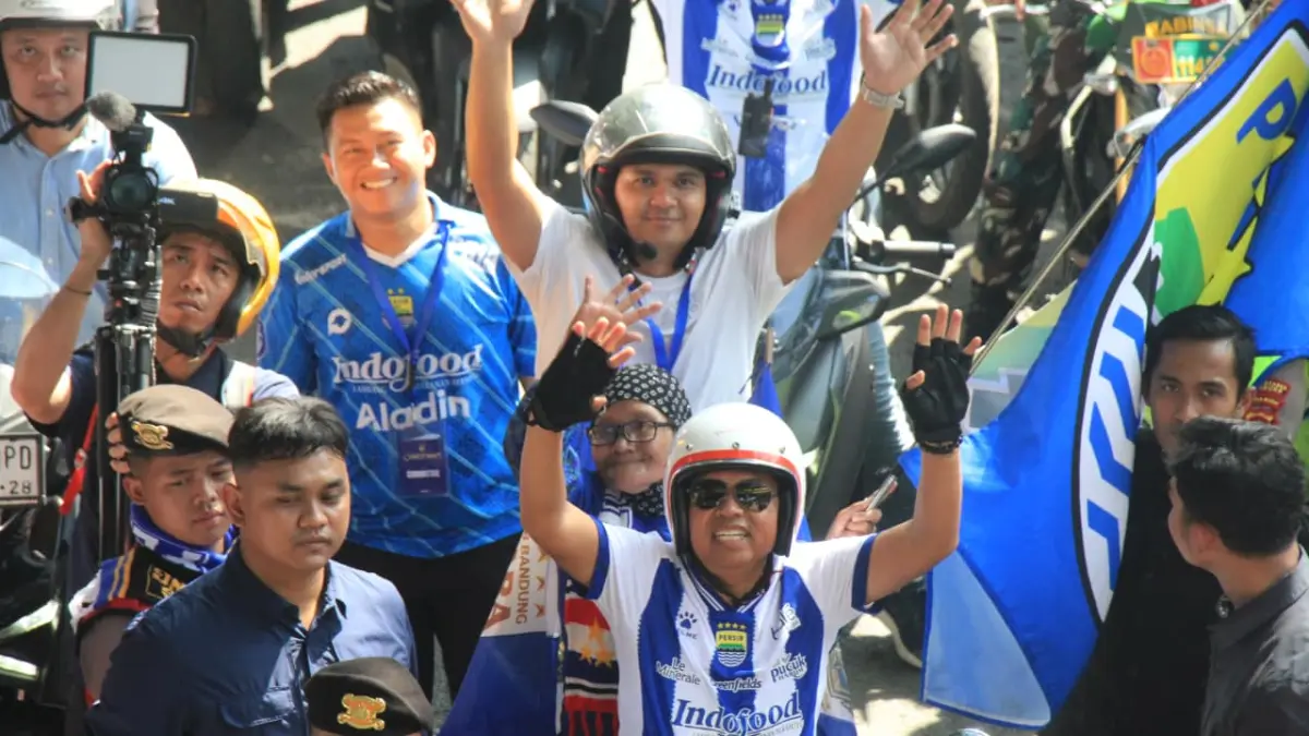 Gubernur Jawa Barat Dedi Mulyadi saat konvoi juara Super League 2025-2026 di Bandung, Jawa Barat, Minggu (24/5/2026). (Taofik Achmad Hidayat/ Radar Bandung)
