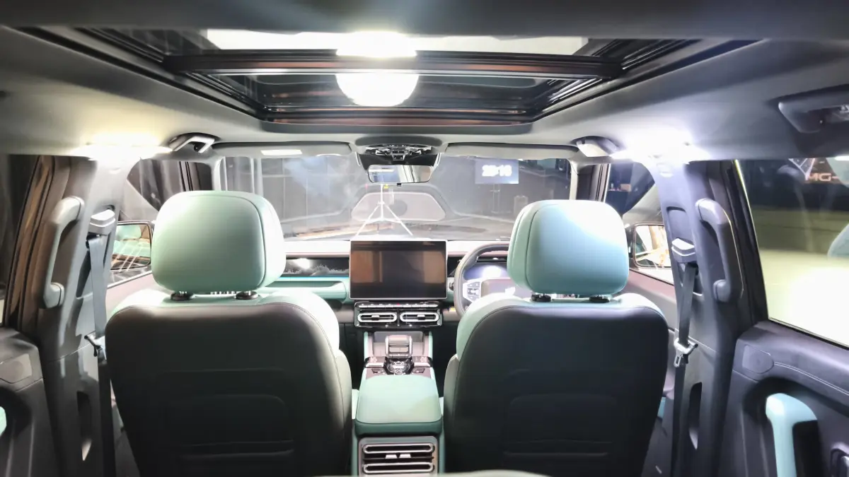 Masuk ke dalam kabin, Jetour T1 i-DM menawarkan nuansa modern dengan layar head unit 15,6 inci.