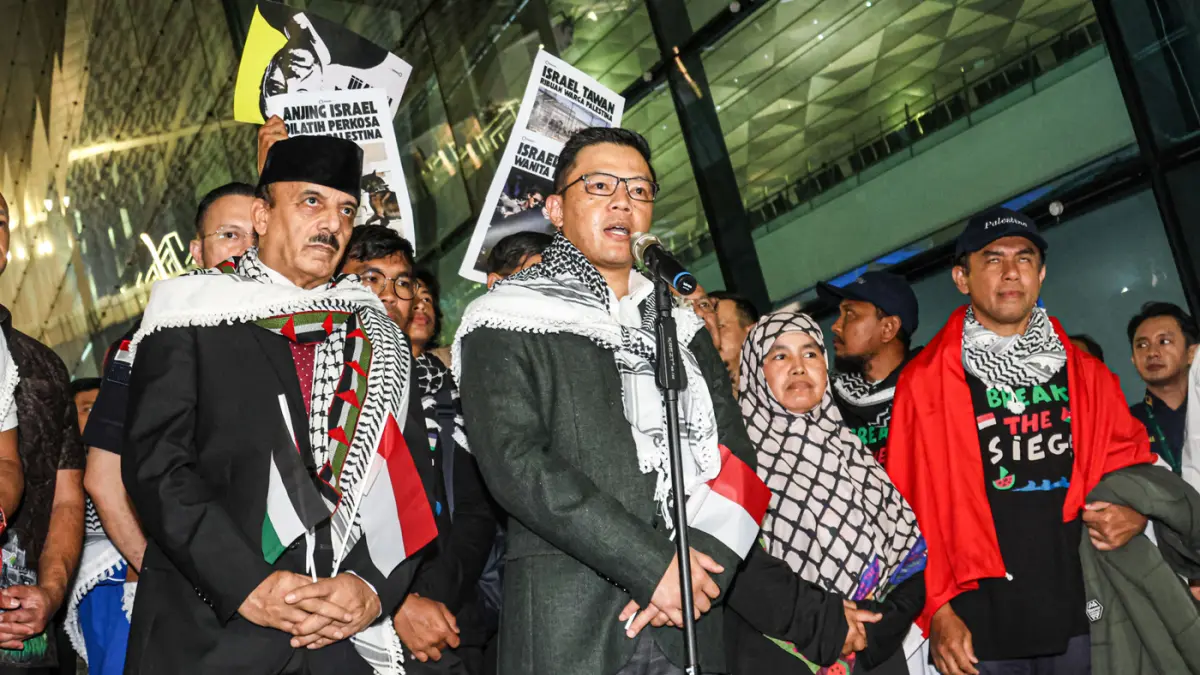 Menteri Luar Negeri Sugiono (tengah) memimpin kedatangan rombongan relawan Global Sumut Flotilla (GSF) di Terminal 3, Bandara Soekarno-Hatta, Tangerang, Minggu (24/05/2026). (Hanung Hambara/Jawa Pos)