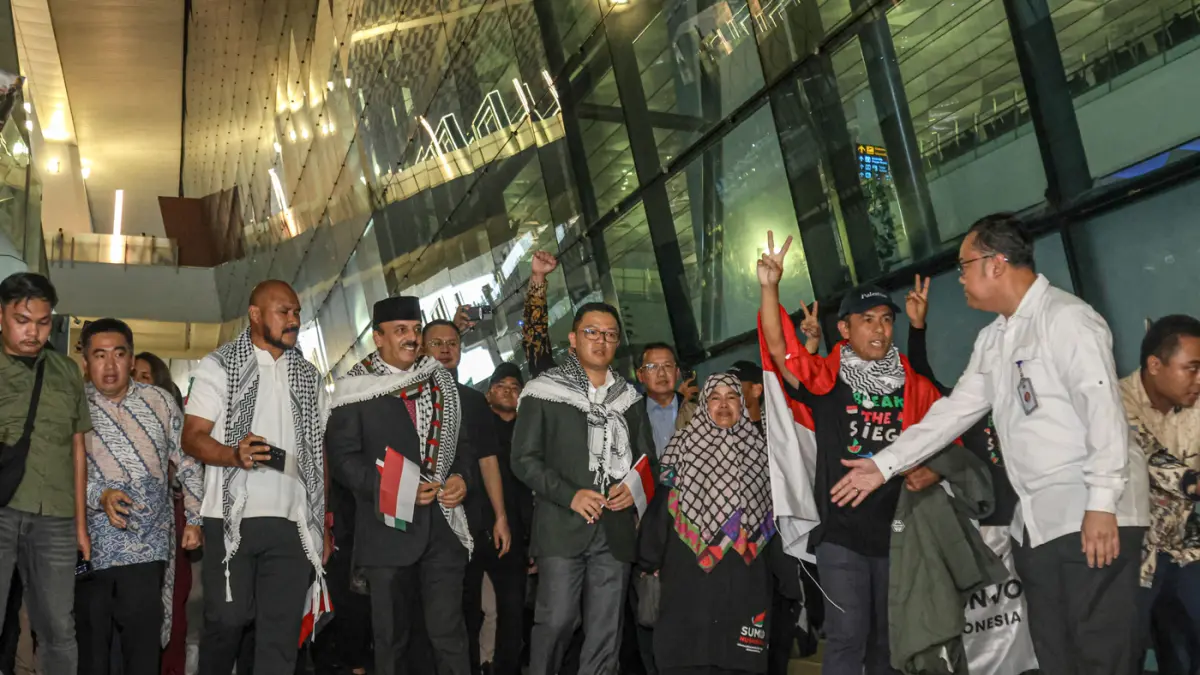 Menteri Luar Negeri Sugiono (tengah) memimpin kedatangan rombongan relawan Global Sumut Flotilla (GSF) di Terminal 3, Bandara Soekarno-Hatta, Tangerang, Minggu (24/05/2026). (Hanung Hambara/Jawa Pos)