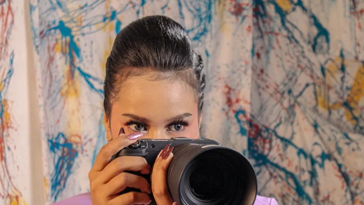 Model membawakan kamera Canon EOS R6 V dalam acara “Exclusive Product Launch EOS R6 V” di Jakarta pada Senin (25/05/2026). (Hanung Hambara/Jawa Pos)