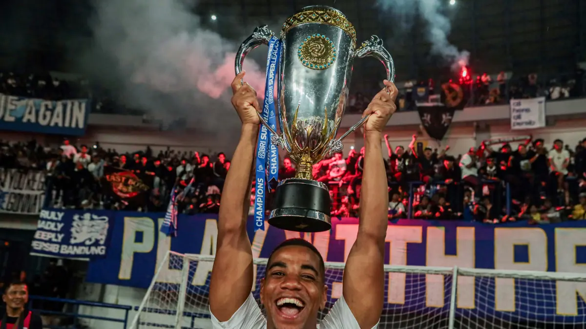 Para pemain Persib Bandung merayakan juara Super League 2025/2026 di Stadion Gelora Bandung Lautan Api (GBLA), Bandung, Jawa Barat, Sabtu (23/5/2026). (Riana Setiawan/ Jawa Pos)