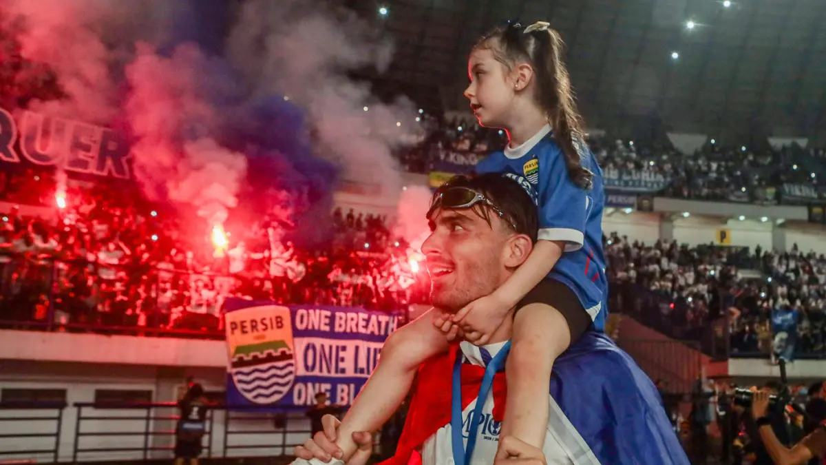 Para pemain Persib Bandung merayakan juara Super League 2025/2026 di Stadion Gelora Bandung Lautan Api (GBLA), Bandung, Jawa Barat, Sabtu (23/5/2026). (Riana Setiawan/ Jawa Pos)