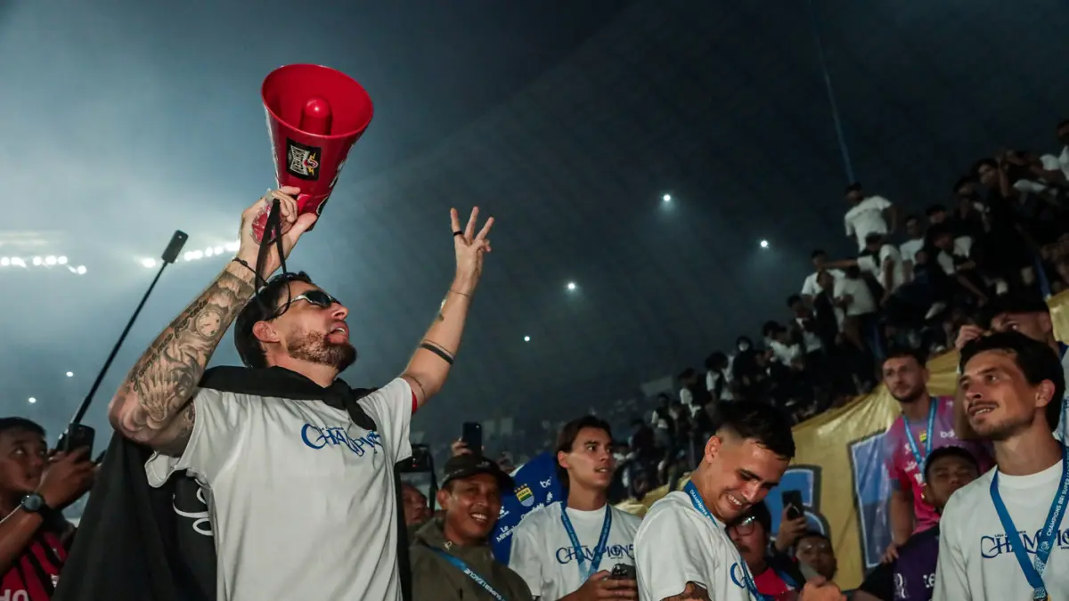 Para pemain Persib Bandung merayakan juara Super League 2025/2026 di Stadion Gelora Bandung Lautan Api (GBLA), Bandung, Jawa Barat, Sabtu (23/5/2026). (Riana Setiawan/ Jawa Pos)