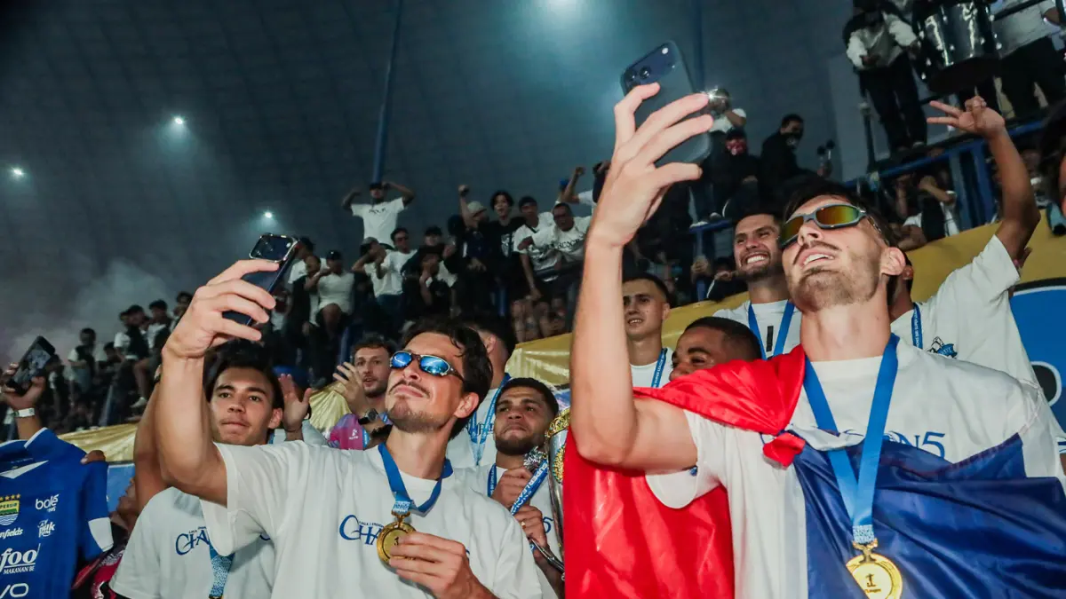 Para pemain Persib Bandung merayakan juara Super League 2025/2026 di Stadion Gelora Bandung Lautan Api (GBLA), Bandung, Jawa Barat, Sabtu (23/5/2026). (Riana Setiawan/ Jawa Pos)