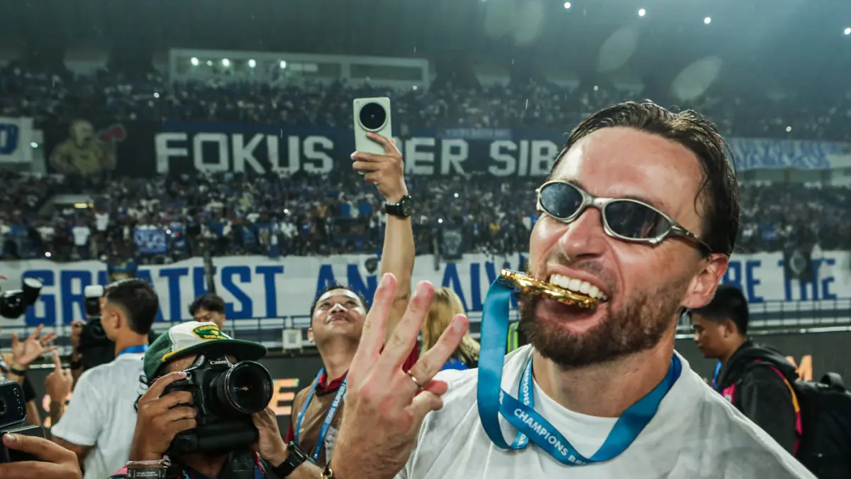 Para pemain Persib Bandung merayakan juara Super League 2025/2026 di Stadion Gelora Bandung Lautan Api (GBLA), Bandung, Jawa Barat, Sabtu (23/5/2026). (Riana Setiawan/ Jawa Pos)