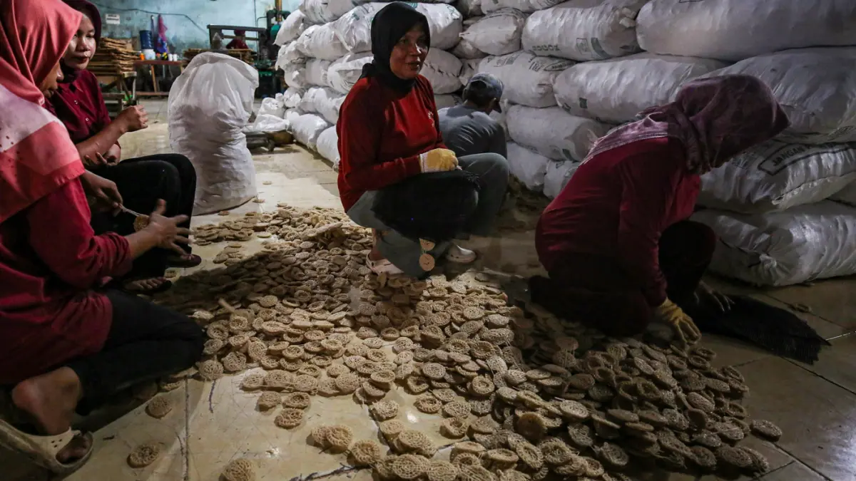 Pekerja menyelesaikan pembuatan kerupuk di Depok, Jawa Barat, Sabtu (23/5/2026). (Salman Toyibi/Jawa Pos)