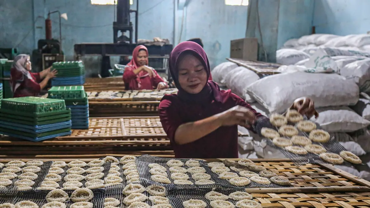 Pekerja menyelesaikan pembuatan kerupuk di Depok, Jawa Barat, Sabtu (23/5/2026). (Salman Toyibi/Jawa Pos)