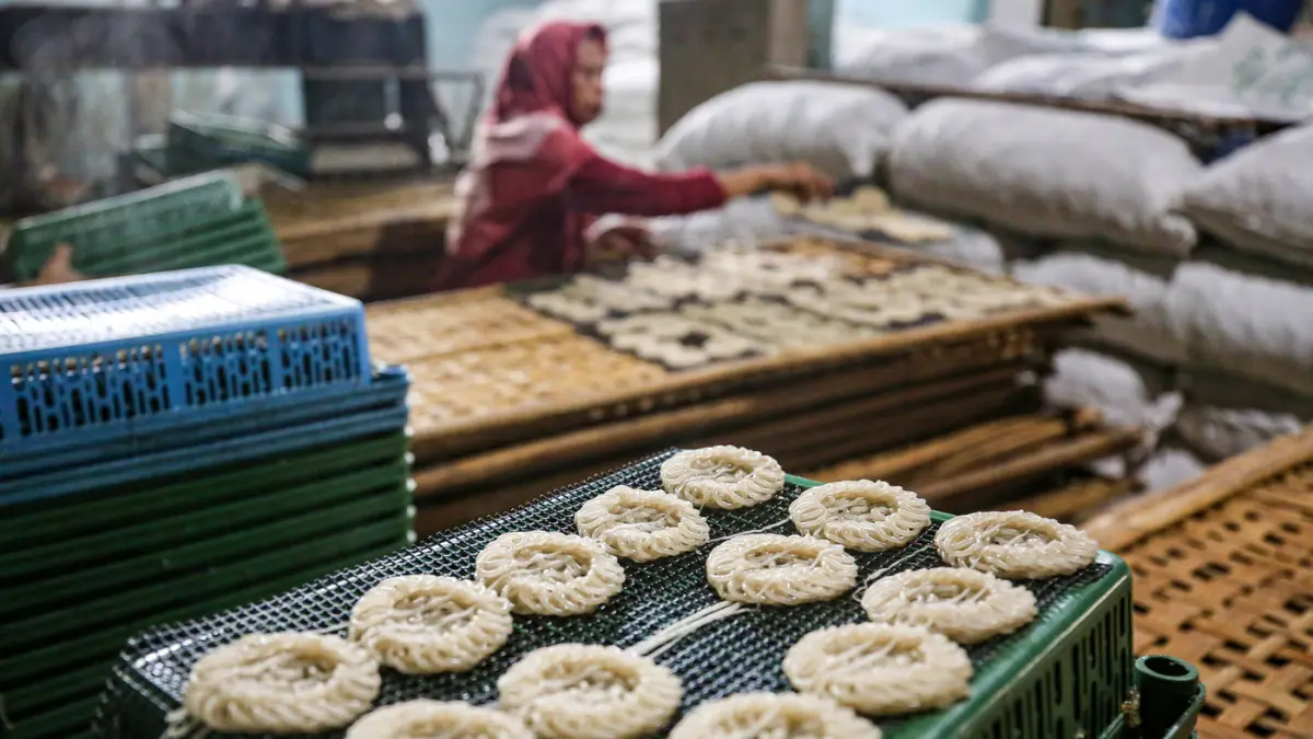 Pekerja menyelesaikan pembuatan kerupuk di Depok, Jawa Barat, Sabtu (23/5/2026). (Salman Toyibi/Jawa Pos)