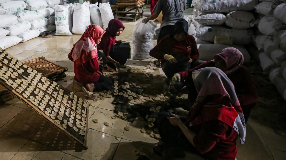 Pekerja menyelesaikan pembuatan kerupuk di Depok, Jawa Barat, Sabtu (23/5/2026). (Salman Toyibi/Jawa Pos)