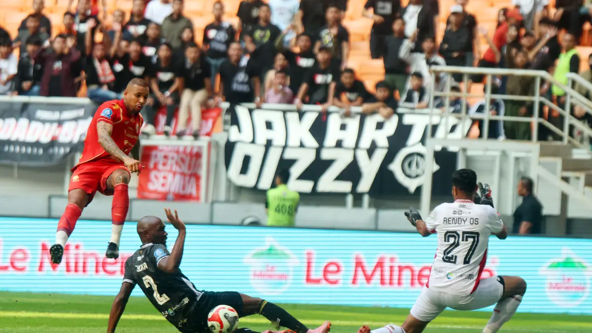 Pemain Persija Jakarta Gustavo Almeida Dos Santos berebut bola dengan pemain Semen Padang saat Indonesia Super League di Jakarta International Stadium (JIS), Jakarta, Sabtu (23/5/2026). (Dery Ridwansah/ JawaPos.com)