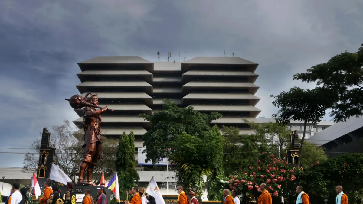 Perjalanan Biksu Thudong kemudian dilanjutkan menuju kompleks gubernuran di Jalan Pahlawan Kota Semarang (26/5/2026). (Nur Chamim/Jawapos Radar Semarang)