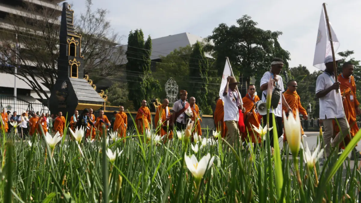 Perjalanan Biksu Thudong saat melintas di Jalan Pahlawan Kota Semarang(26/5/2026). (Nur Chamim/Jawapos Radar Semarang)