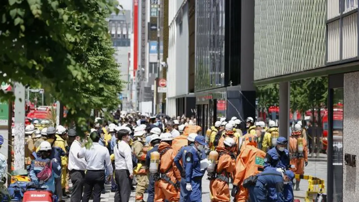 Petugas Pemadam Kebakaran berkumpul di sekitar Ginza Six, Tokyo setelah ada serangan gas misterius di area perbelanjaan itu, Senin (25/5). (Kyodo) - Image